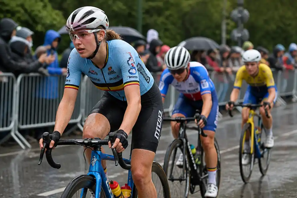 Fleur Moors pakt brons bij de beloften op het WK wielrennen in Canada