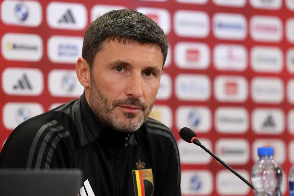Van Bommel debuteert als bondscoach van België in Italië na grap van journalist
