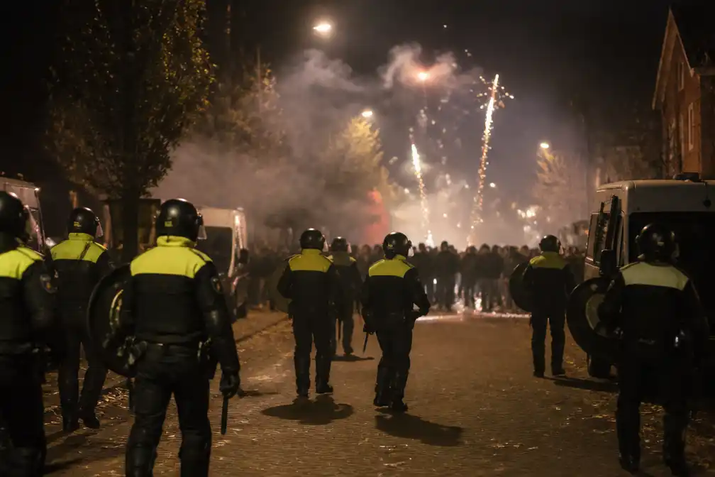 ME grijpt in bij azc-protest in Kesteren, honderden demonstranten op straat