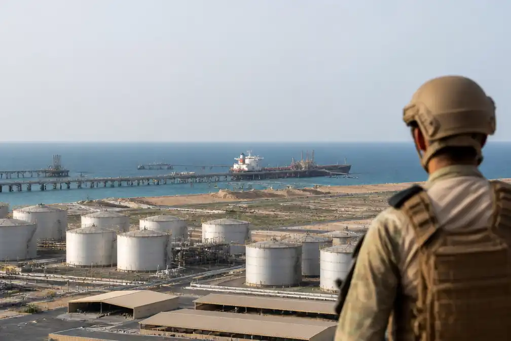 Saudi-Arabië onderschept zes Houthi-raketten, olieprijs op weektop