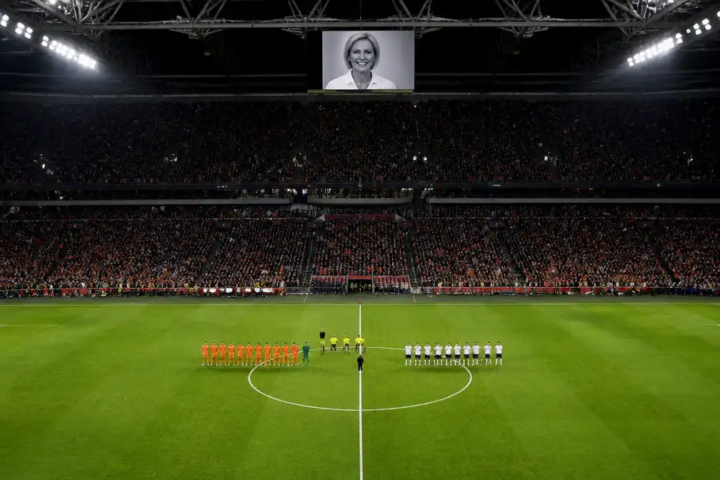 Johan Cruijff ArenA eert Bartina Koeman met minuut stilte voor Nederland-Duitsland