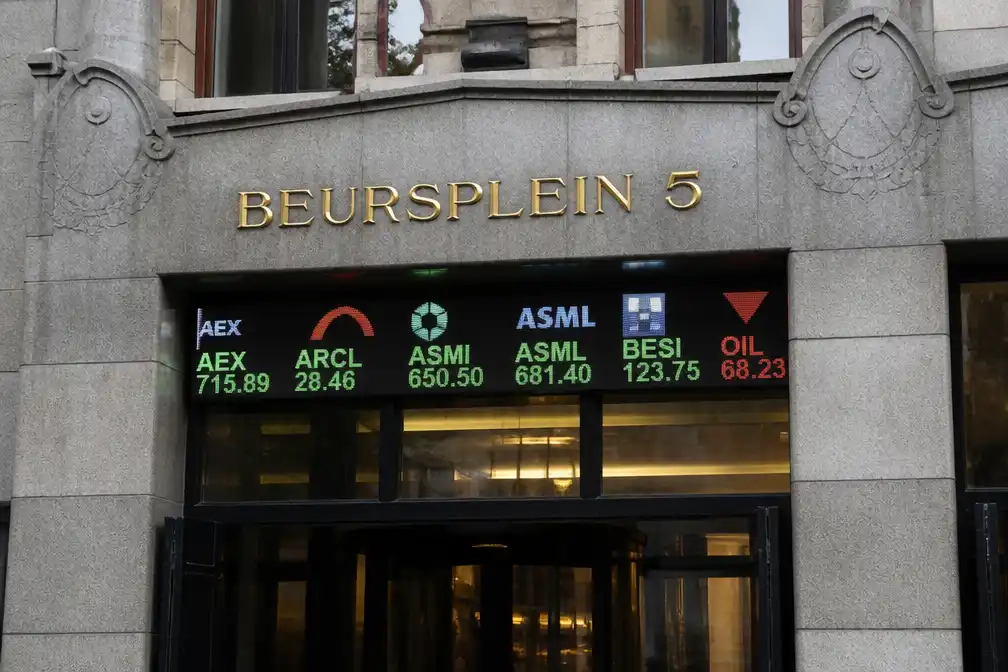 AEX begint met winst dankzij chips, olieprijs daalt na bericht over Iran