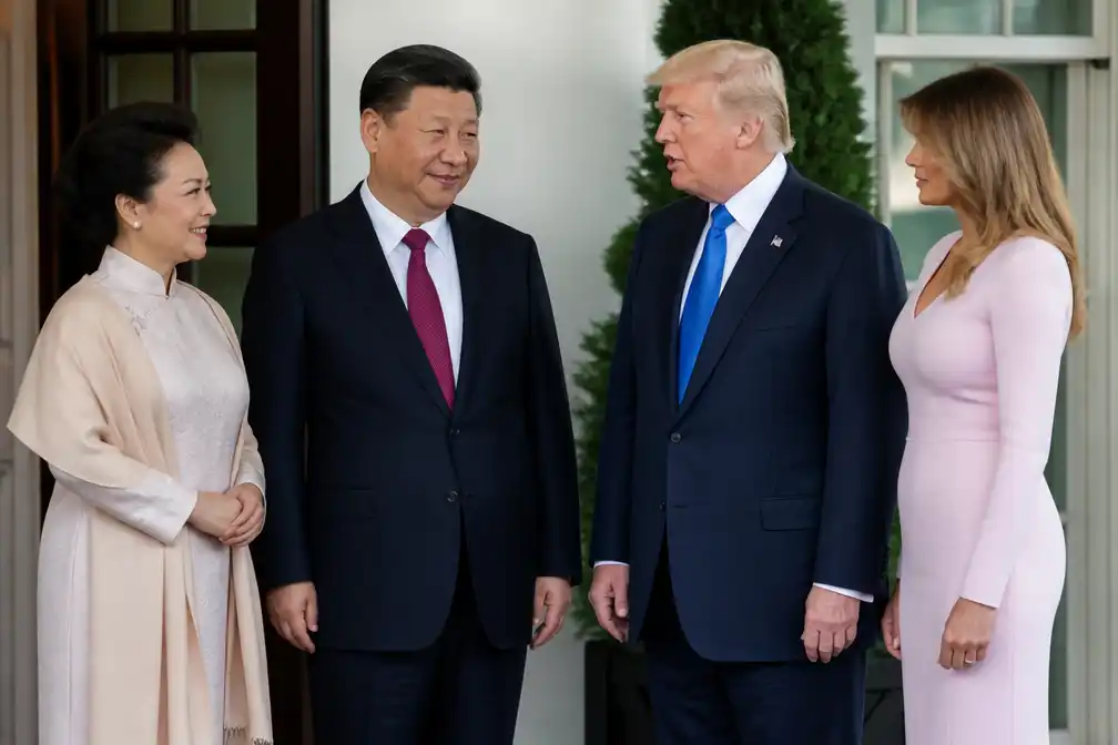 Peng Liyuan drinkt thee met Donald en Melania Trump in Witte Huis
