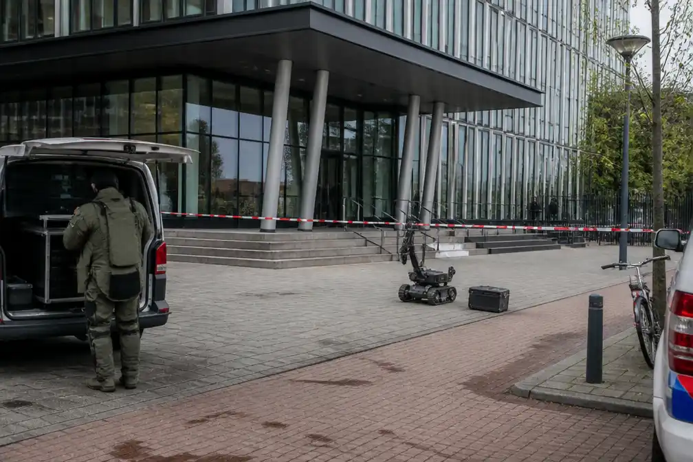 Verdacht pakketje gevonden in OM-gebouw Amsterdam, EOD onderzoekt