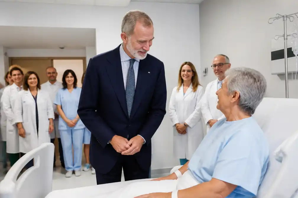 Koning Felipe bezoekt patiënten en personeel van ziekenhuis in Soria