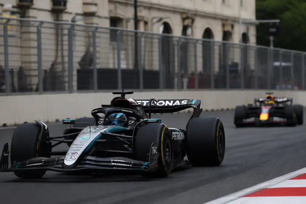 Russell domineert kwalificatie GP Azerbeidzjan in Baku, Verstappen slechts achtste