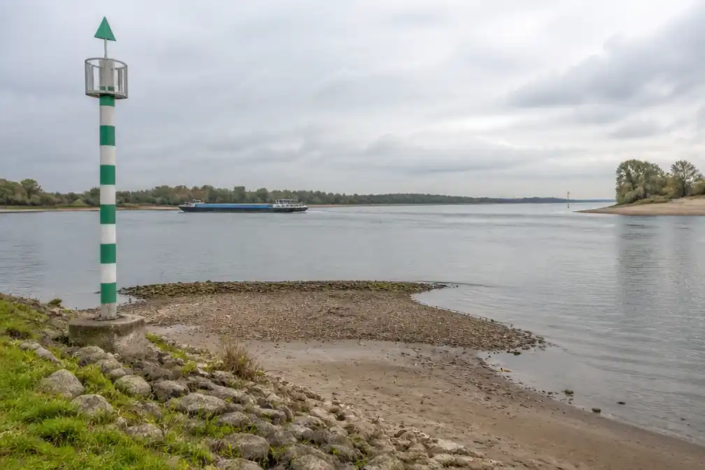 Rijn daalt naar nieuw laagterecord, weken eenrichtingsverkeer op IJssel
