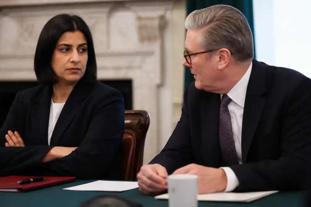 Ruzie over toekomst van staatssecretaris: Starmer weigert Mahmoods eis om Tapp te ontslaan