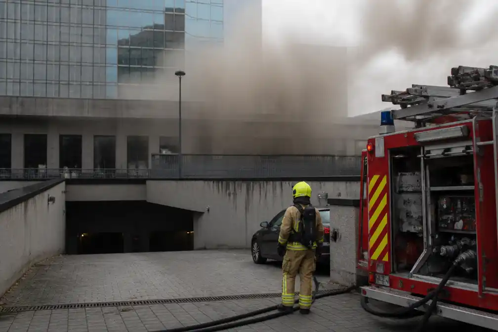 Rook in ondergrondse garage en op plein van station Antwerpen-Berchem door elektrische wagen