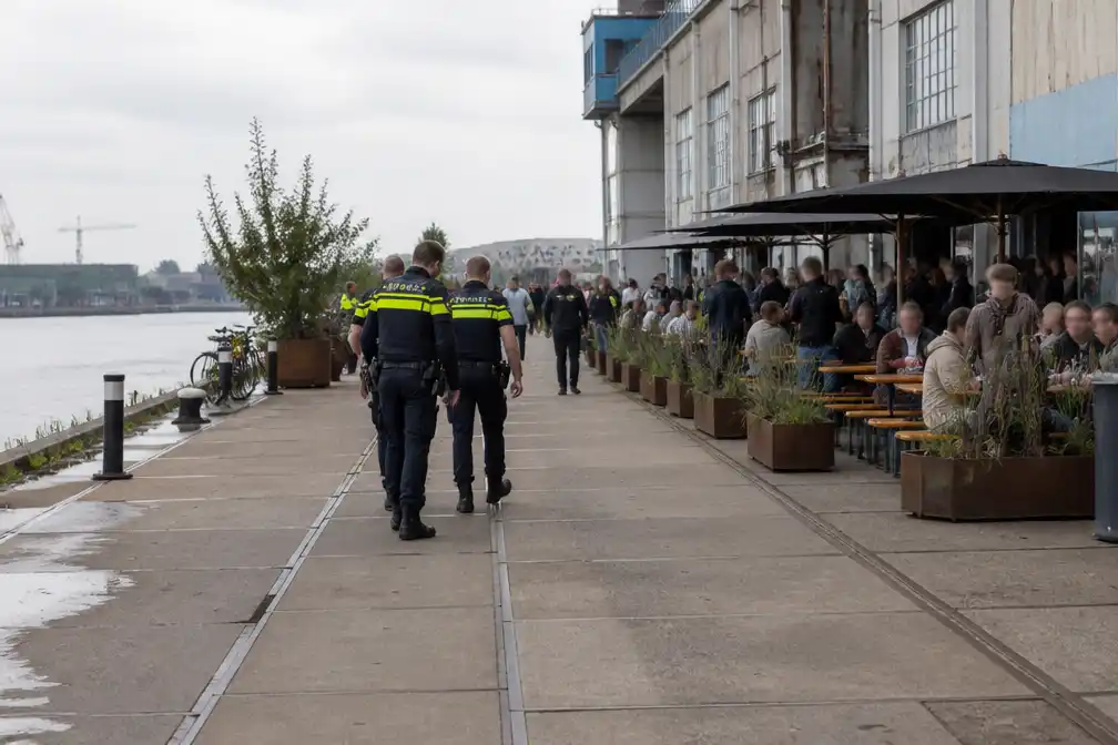 Man doodgeschoten na woordenwisseling op druk terras aan de NDSM-kade in Amsterdam-Noord