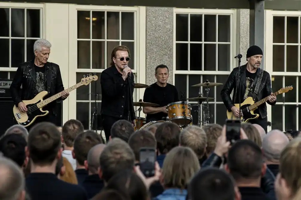 U2 viert 50-jarig jubileum met optreden op oude school in Dublin