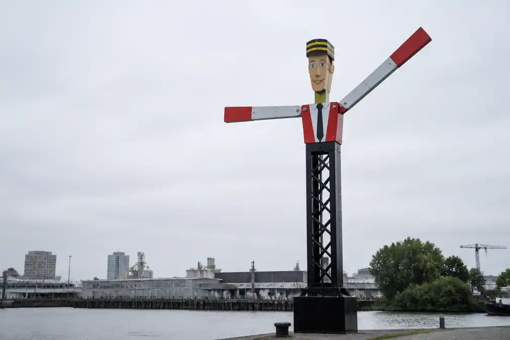 Sammy de semafoor: nieuw bewegend kunstwerk van Bert Villa aan het Lobroekdok