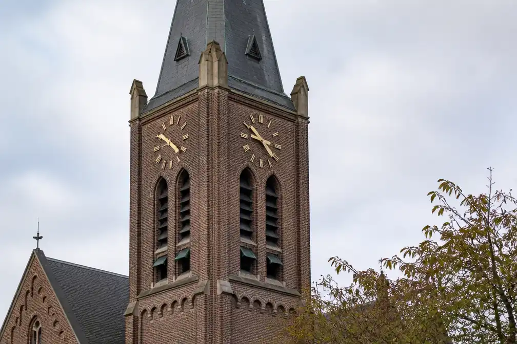 Torenklok van Hasseltse Heilig Hartkerk al dagenlang stil op tien voor vier