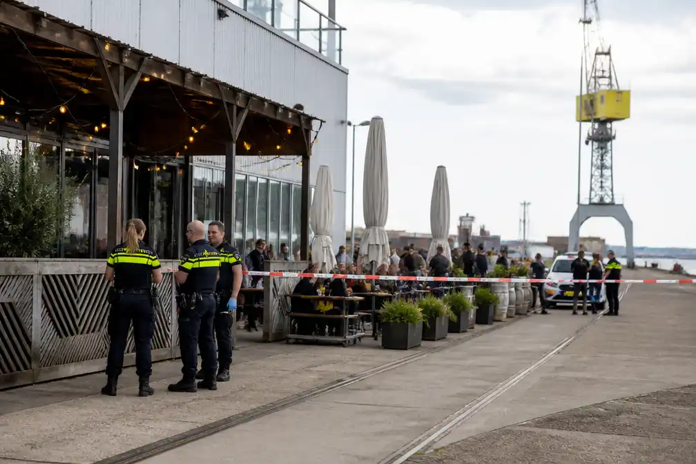 Man neergeschoten op vol terras in Amsterdam-Noord, verdachte aangehouden