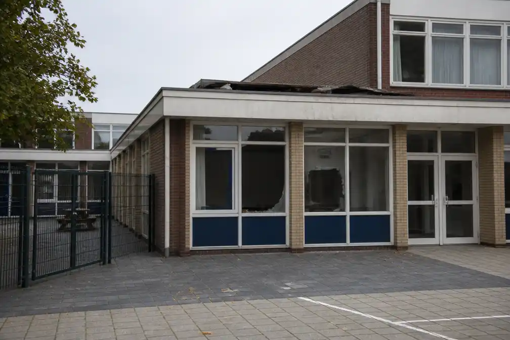 Jongen gewond na val door plat dak basisschool St. Bernadette in Heeten