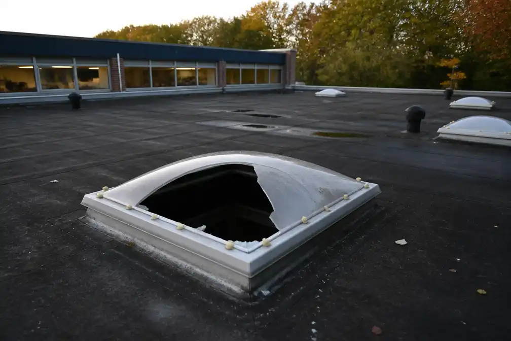Jongen gewond na val door lichtkoepel op dak basisschool in Heeten