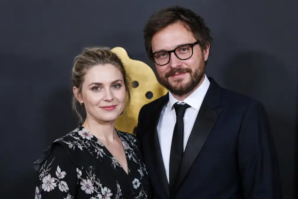 Ghosts-actrice Rose McIver verwelkomt tweede kind