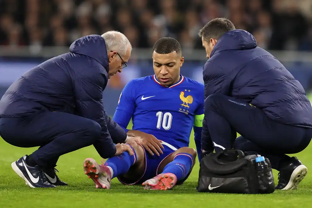 Mbappé valt met knieblessure uit bij Frankrijk na duel met Turkije