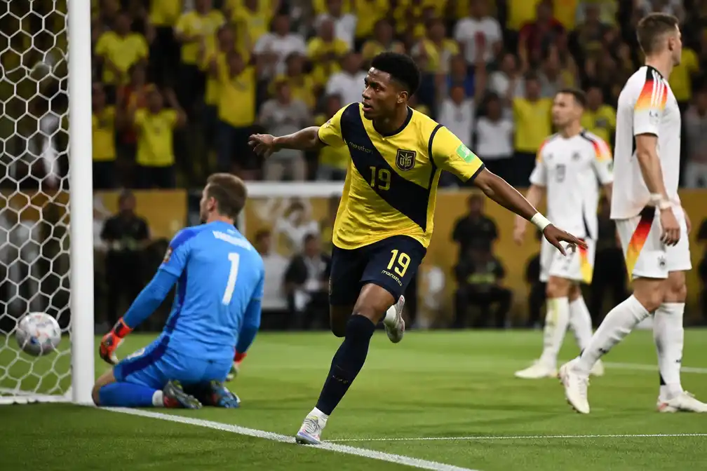 Plata schiet Ecuador langs Duitsland naar knock-outfase WK