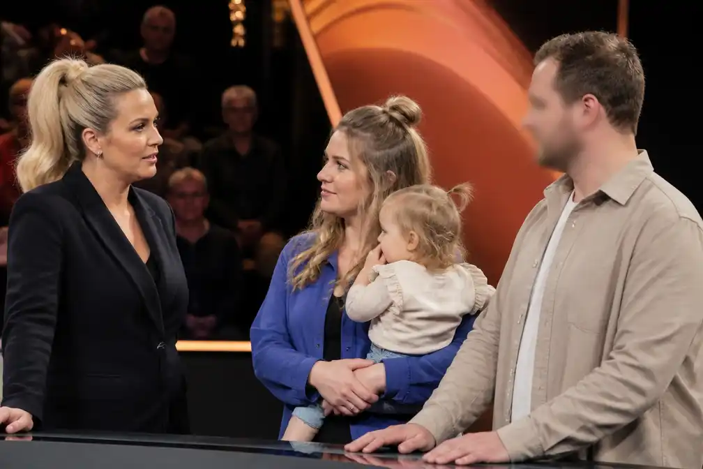 Hélène Hendriks bevraagt koppel in De Staatsloterij Show over trouwplannen