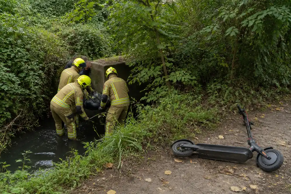 Man (34) ernstig gewond nadat elektrische step in beek belandt in Meise