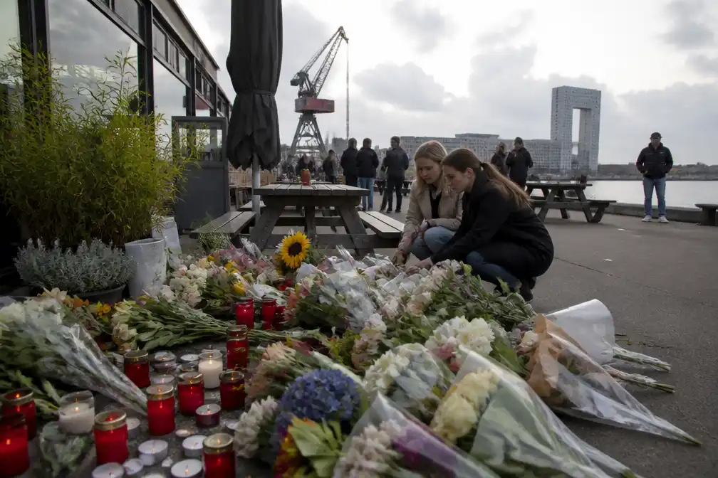Bloemen op NDSM-kade in Amsterdam voor doodgeschoten gevangenismedewerker