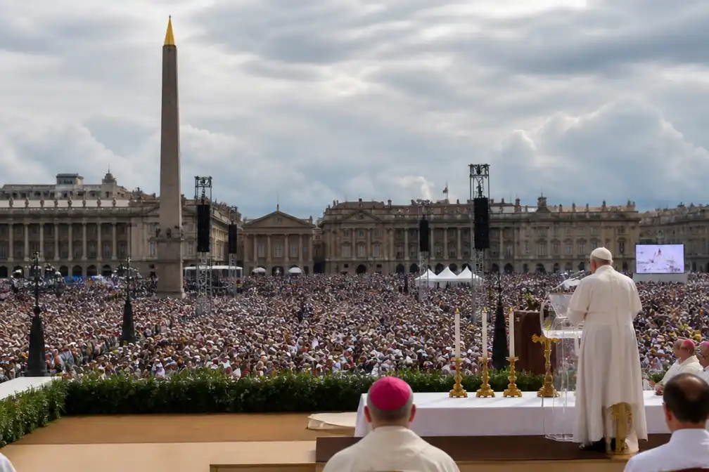 Paus Leo XIV draagt mis op in Parijs voor 800.000 gelovigen en komt aan in Lourdes