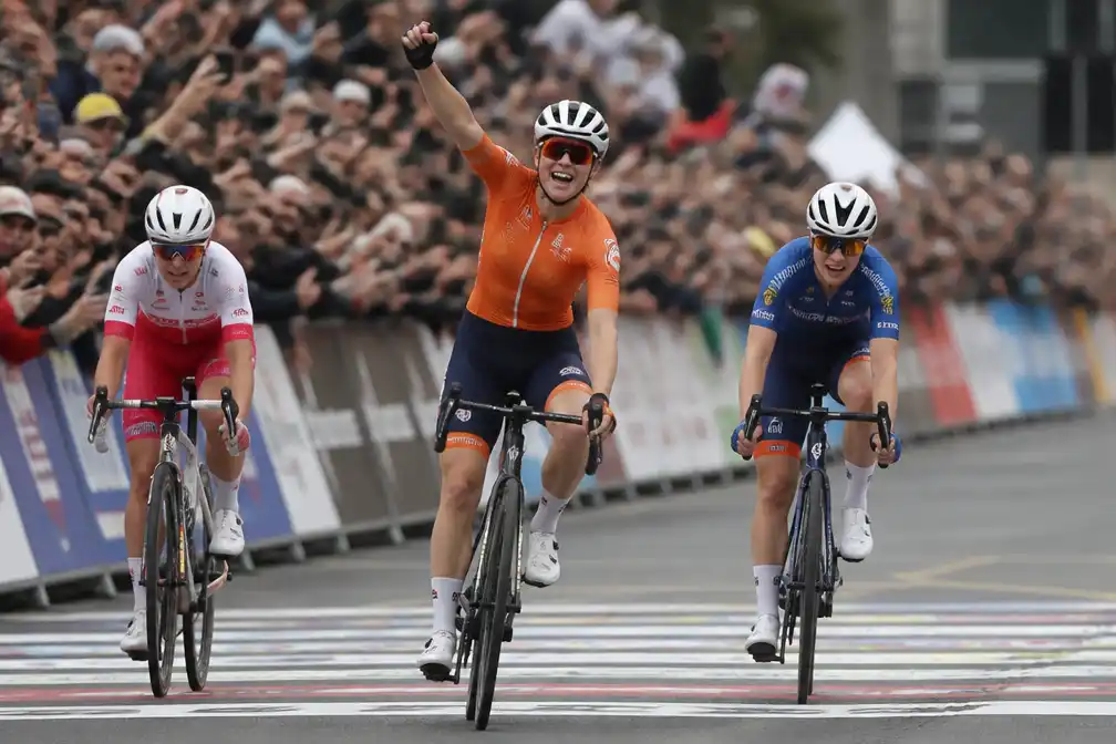 Demi Vollering pakt eerste wereldtitel op de weg in Montreal