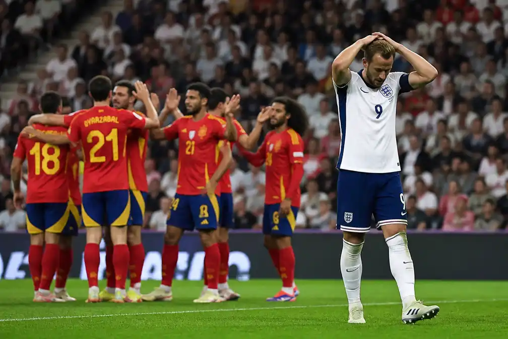 Spanje verslaat Engeland met 3-2 op Wembley en blijft 39 interlands ongeslagen