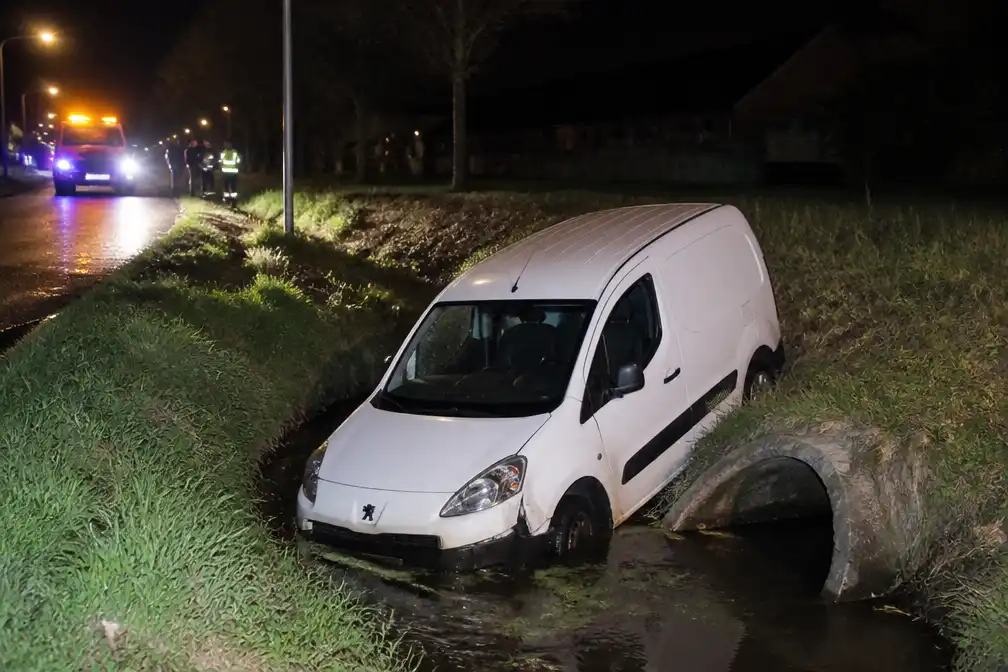 Twee gewonden bij ongeval in Veurne: bestelwagen in gracht, rijbewijs bestuurder ingehouden