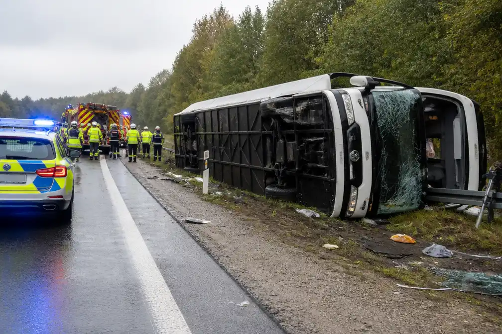 Twee doden en circa 25 gewonden bij busongeval op A96 in Beieren