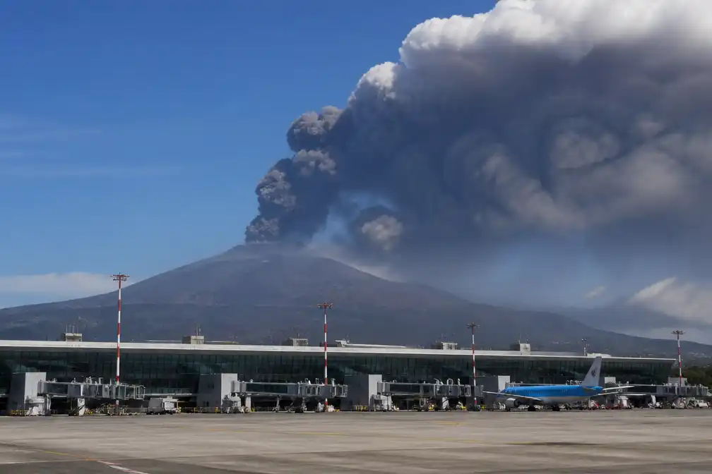 Luchthaven Catania langer dicht na uitbarsting Etna, KLM boekt om naar Palermo