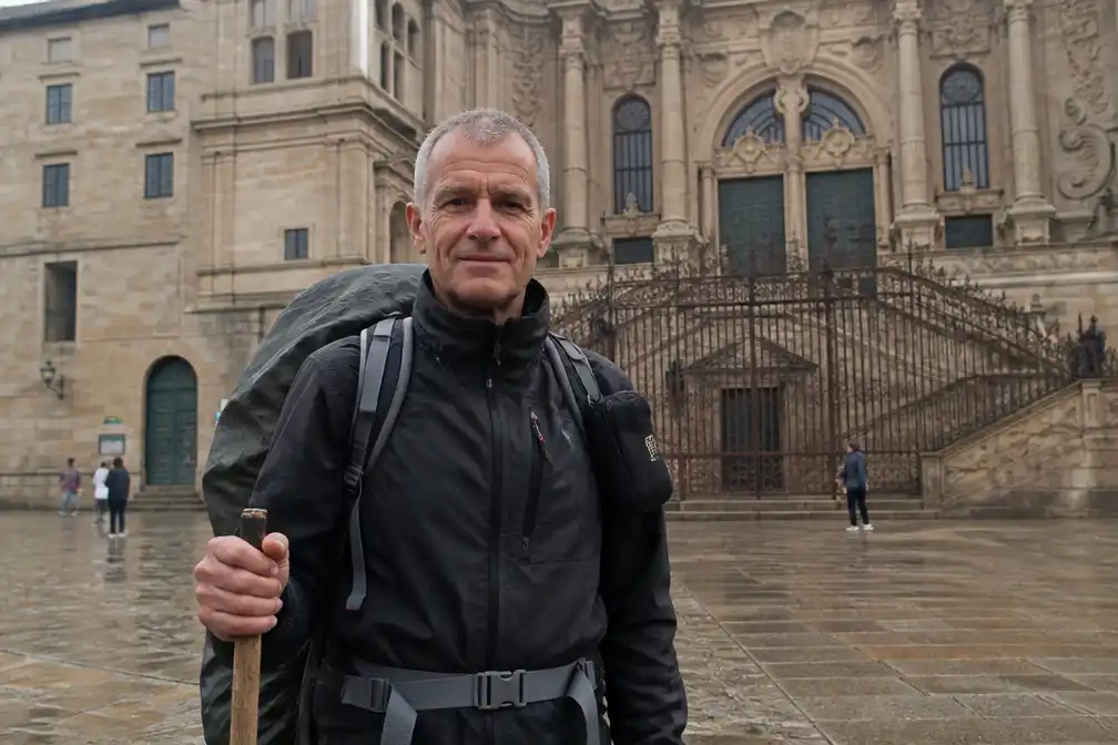 Peter Fieuws (63) wandelt 2.700 kilometer naar Compostela en haalt 6.580 euro op voor G-sport