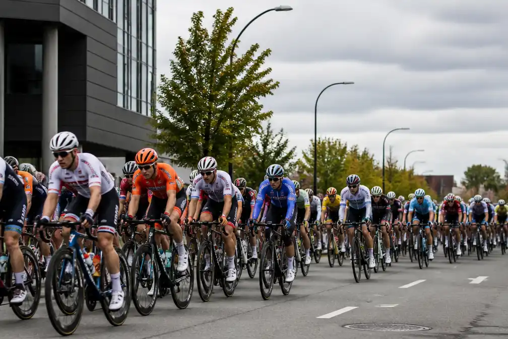 Wielerpeloton vertrokken uit winderig Brossard voor WK-wegrit van 273 kilometer