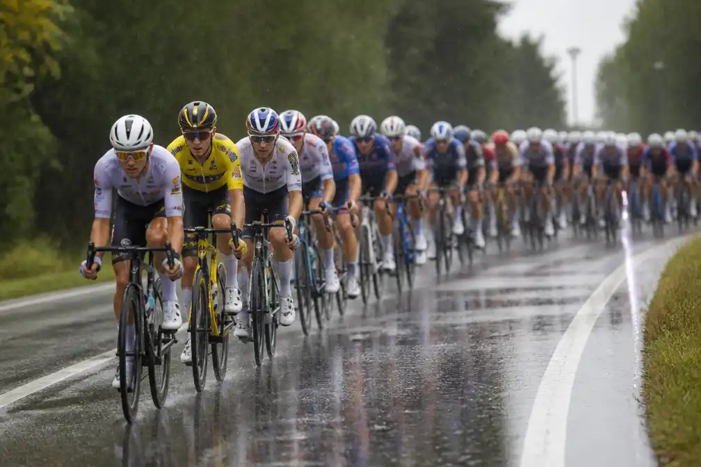 Evenepoel en Van Aert jagen op regenboogtrui, kopgroep houdt peloton bezig