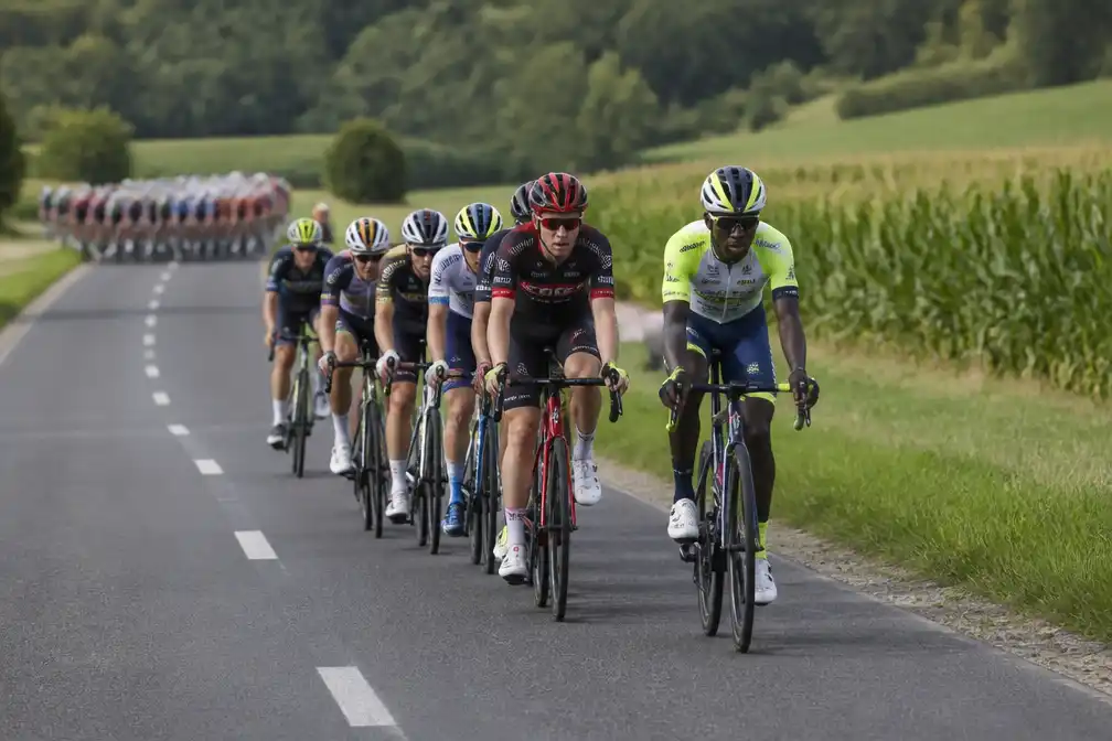Kopgroep met Leknessund en Girmay ruim acht minuten voor, Frankrijk speelt verstoppertje in peloton