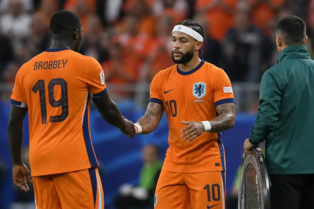 Depay evenaart interlandrecord Frank de Boer met 112e wedstrijd