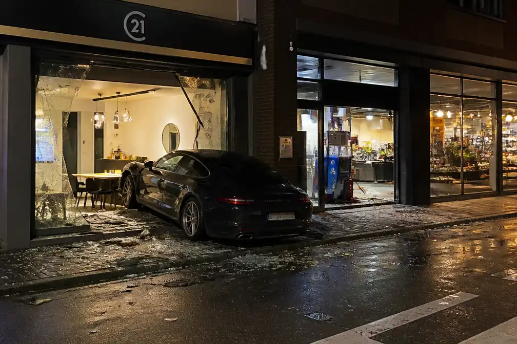 Porsche ramt immokantoor en supermarkt in Avelgem, bestuurder slaat op de vlucht