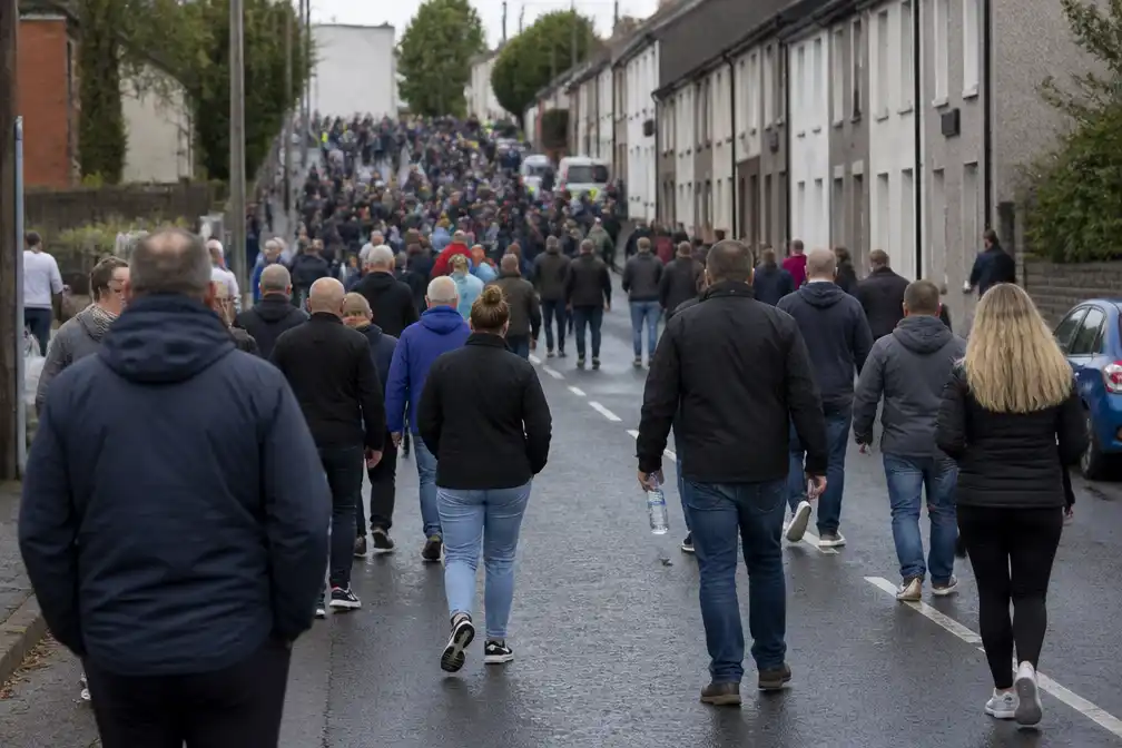 Demonstranten verlaten geblokkeerde straat in Portadown na omstreden Oranjemars