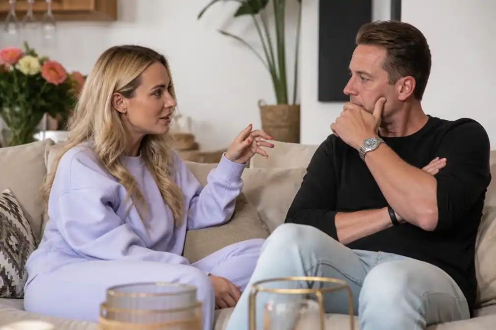 Veerle deelt geheimen van Monique Hansler met Mike in SBS6-programma De Hanslers