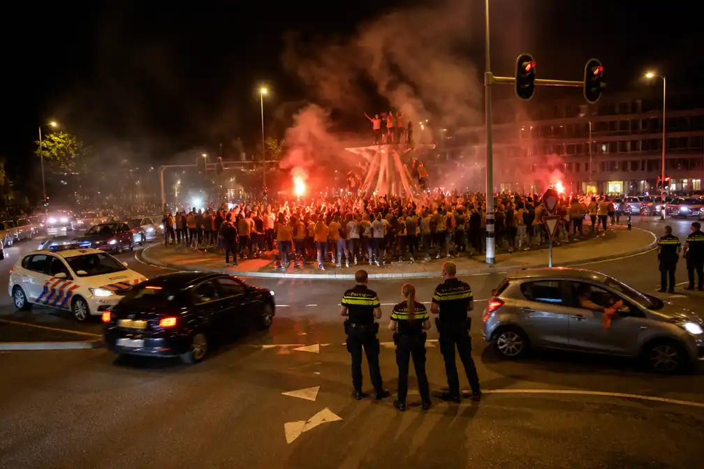 Boetes voor fakkels en toeteren na Oranje-zege op Apeldoornse oranjerotonde
