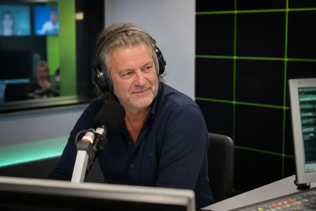 Gijs Staverman hoort live op Radio 10 dat hij opnieuw opa wordt