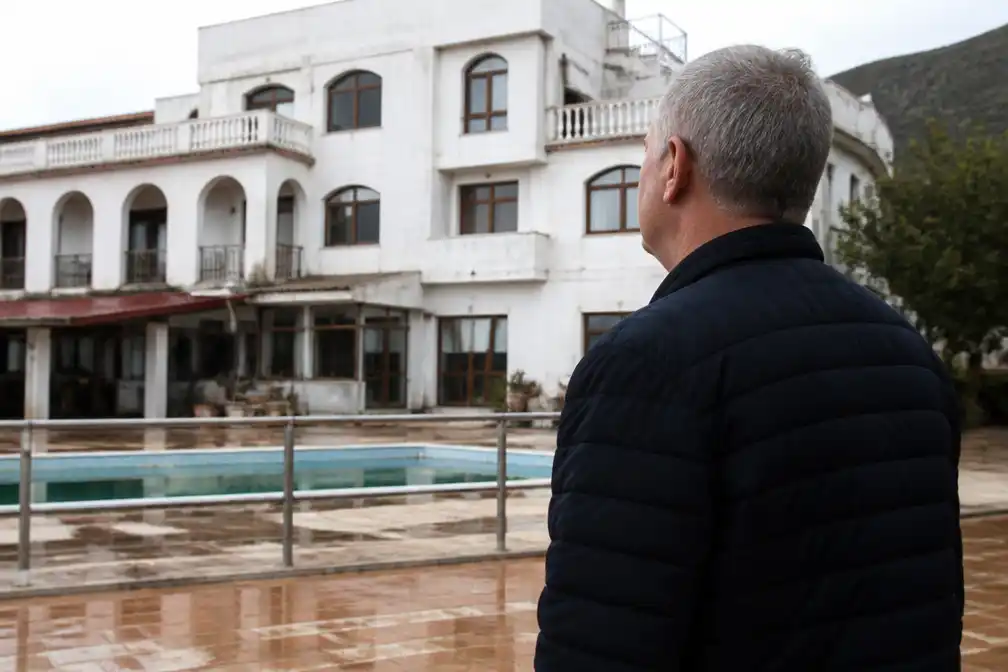 Oscar (60) koopt hotel in Andalusië voor 540.000 euro in Het Roer Om