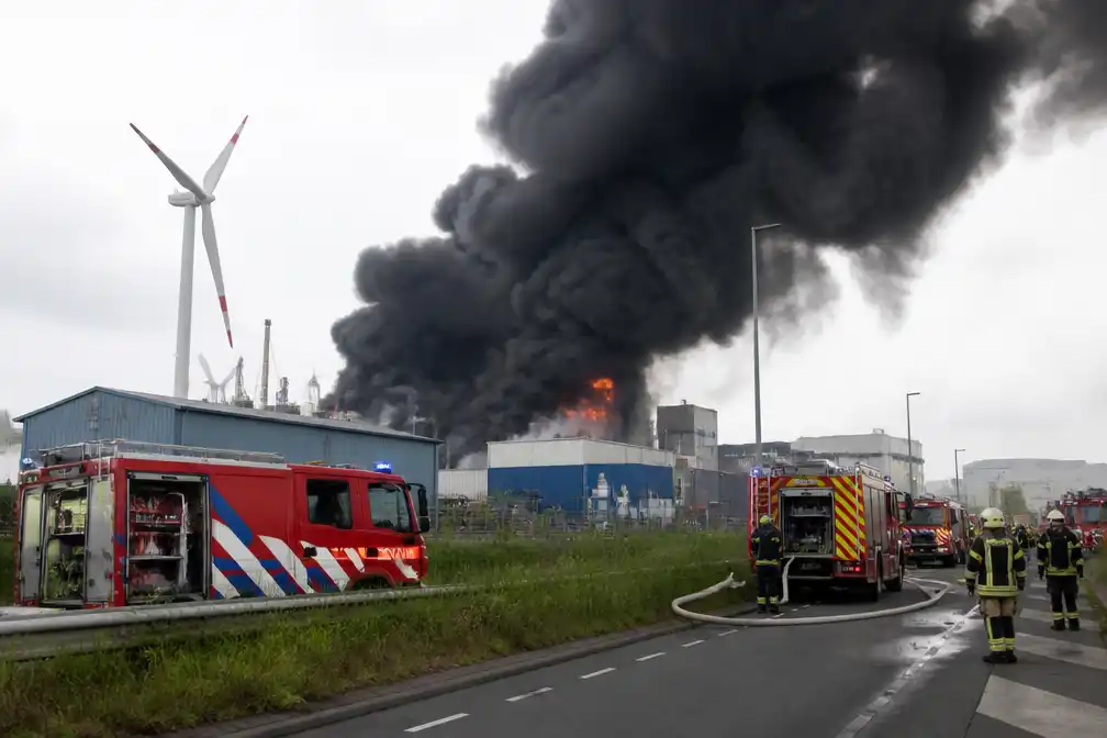 Grote afvalbrand bij Renewi in Gentse haven; bewoners moeten ramen sluiten