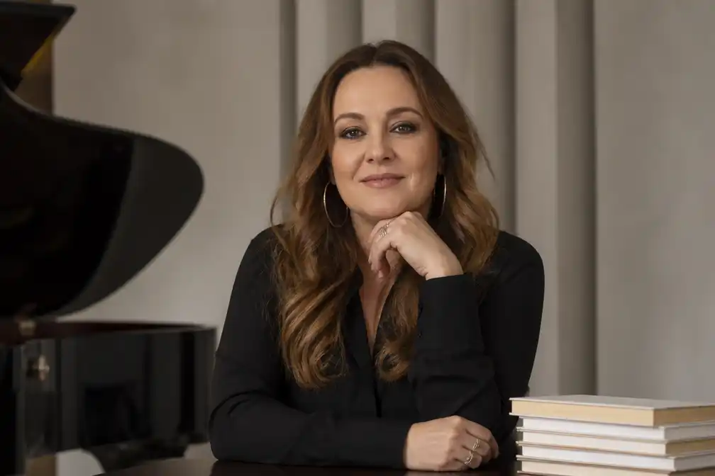 Trijntje Oosterhuis brengt boek met levenslessen uit, 30 jaar na ArenA-opening