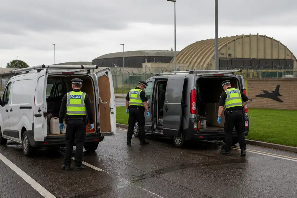Geen explosieven in bestelbussen bij RAF Fairford, wel benzine gevonden