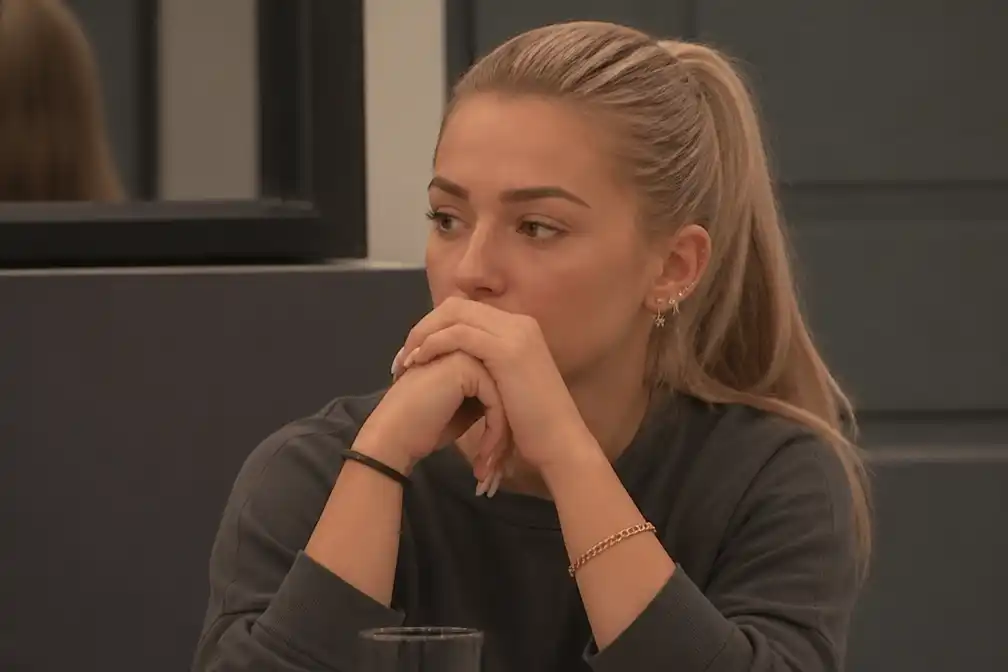 Joshlyn vreest de schuld te krijgen van het vertrek van Ian bij De Bondgenoten