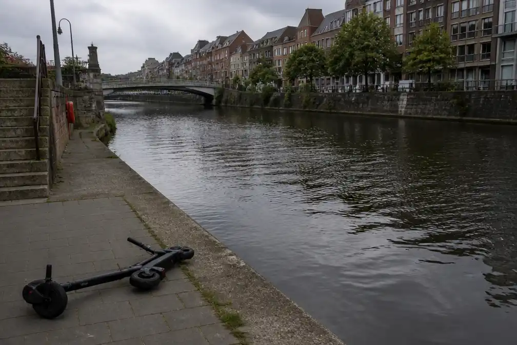 Man verdronken na in Samber geduwd te zijn na ruzie over scooter in Charleroi