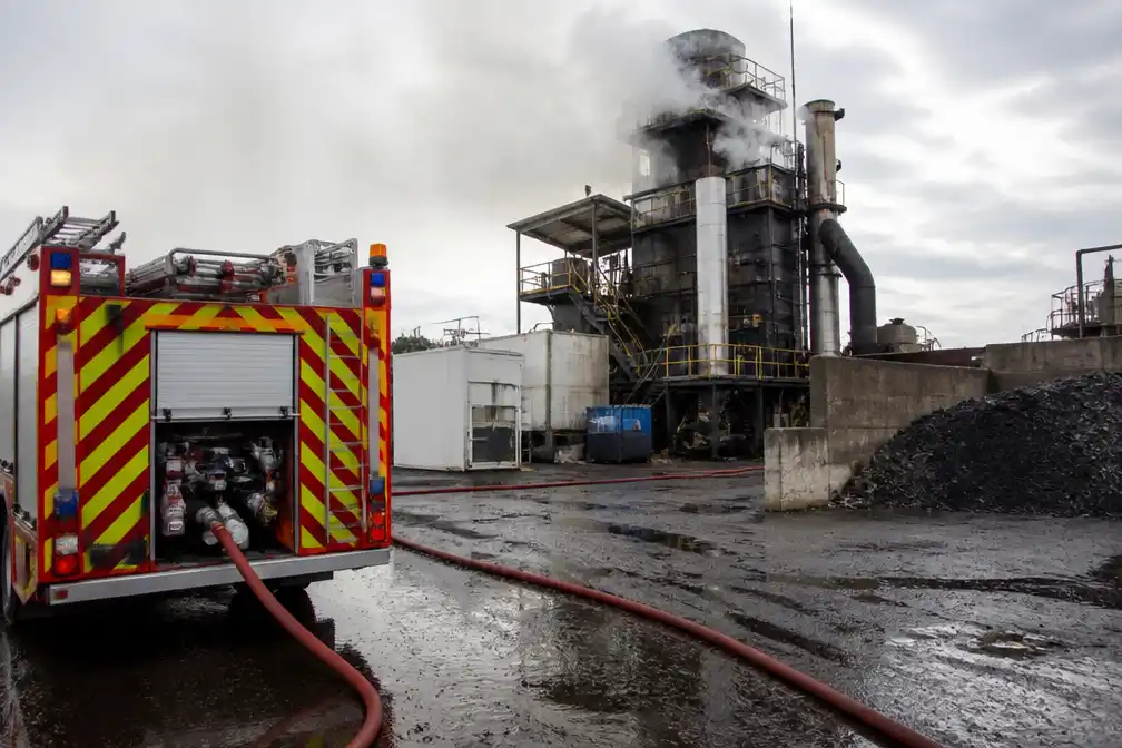 Brandweer uitgerukt voor oververhitte bitumeninstallatie in Bouwel