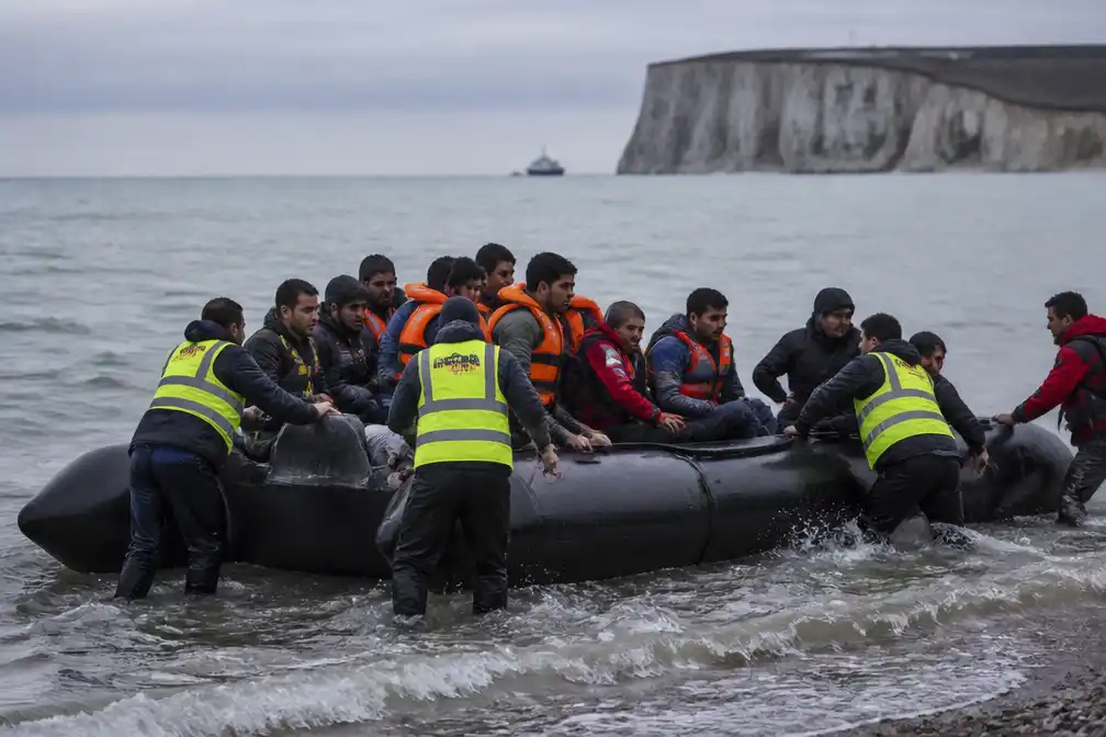 Londen: proef met Frans-Britse terugnameovereenkomst voor bootmigranten stopt